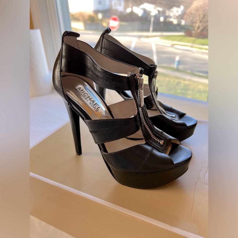 Michael Kors heals come with box